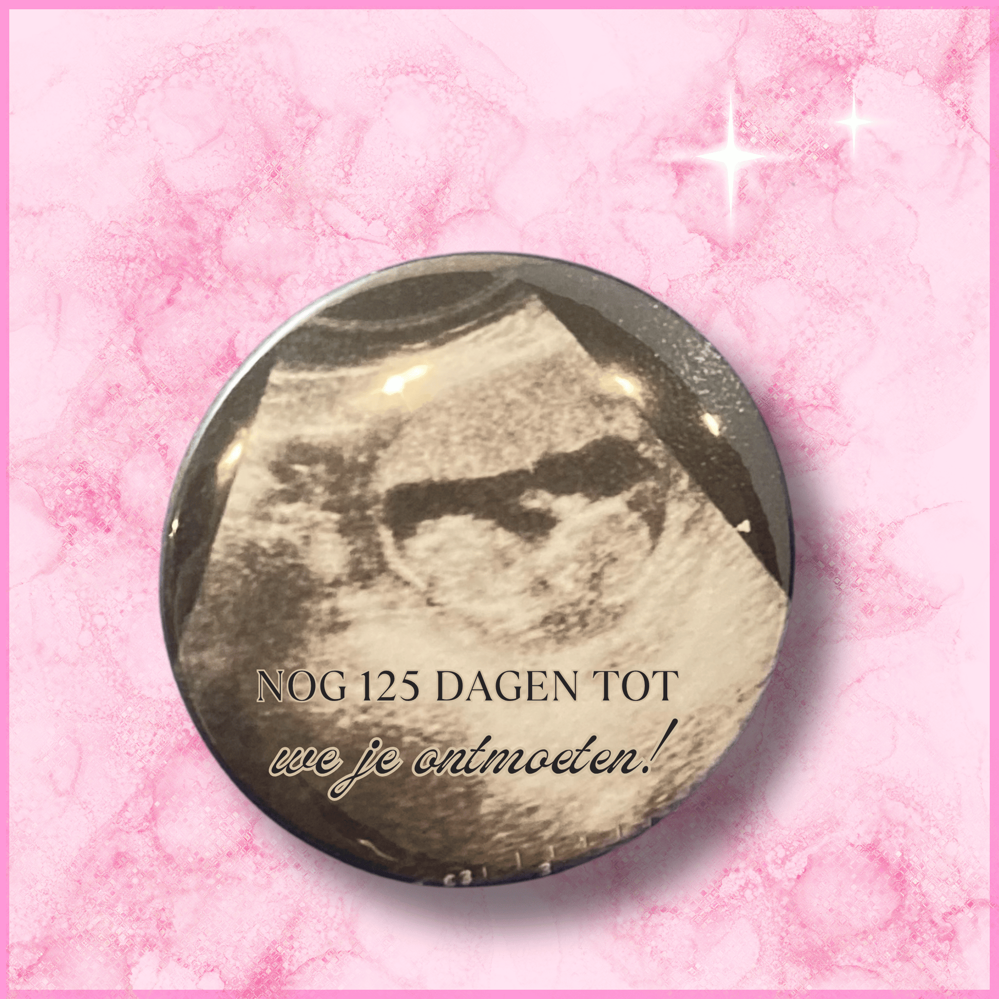 Voorkant van een ronde fotomagneet (59mm) met een geboorte-aankondiging (echofoto)