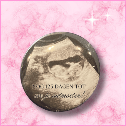 Voorkant van een ronde fotomagneet (59mm) met een geboorte-aankondiging (echofoto)