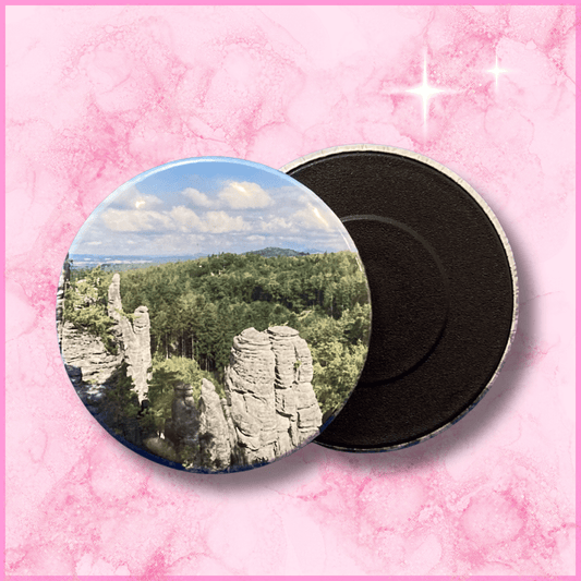 Voorkant en achterkant van een ronde fotomagneet (59mm) met een vakantiefoto van de bergen in Tsjechië