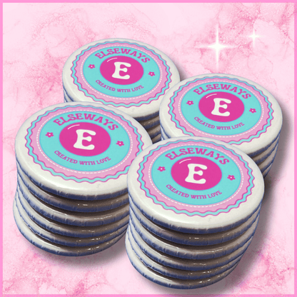 Voor en zijkant van vier stapels ronde zakelijke fotomagneten (59mm) met een  logo erop