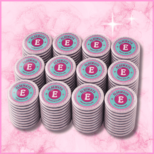 Voor en zijkant van twaalf stapels ronde zakelijke fotomagneten (59mm) met een  logo erop (ongeveer 100 stuks)