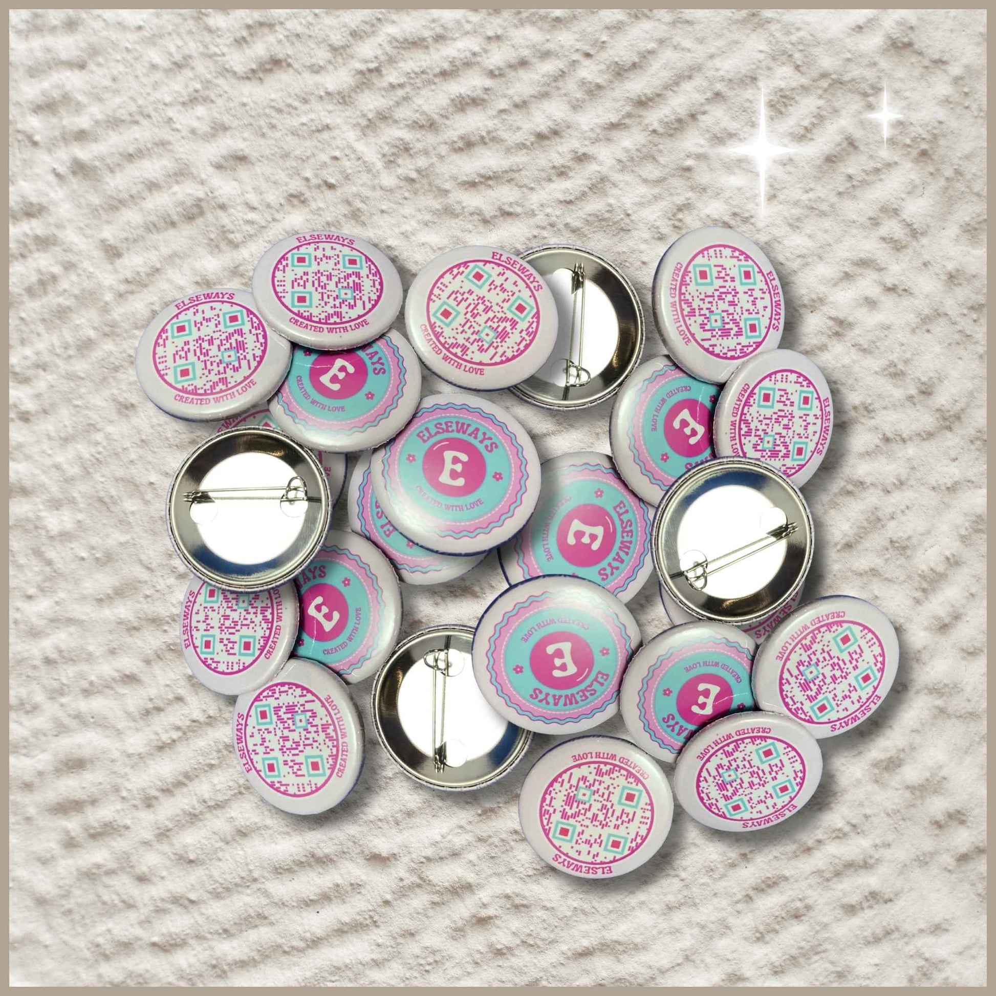 Stapel ronde buttons van 38 mm met het Elseways-logo en een QR-code, geschikt voor relatiegeschenken en evenementen.