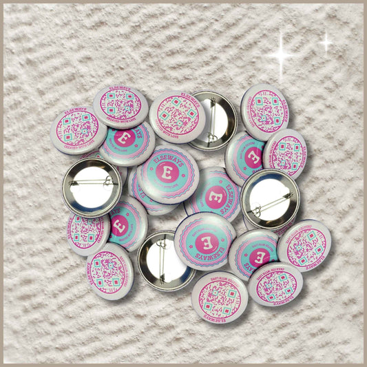 Stapel ronde buttons van 38 mm met het Elseways-logo en een QR-code, geschikt voor relatiegeschenken en evenementen.