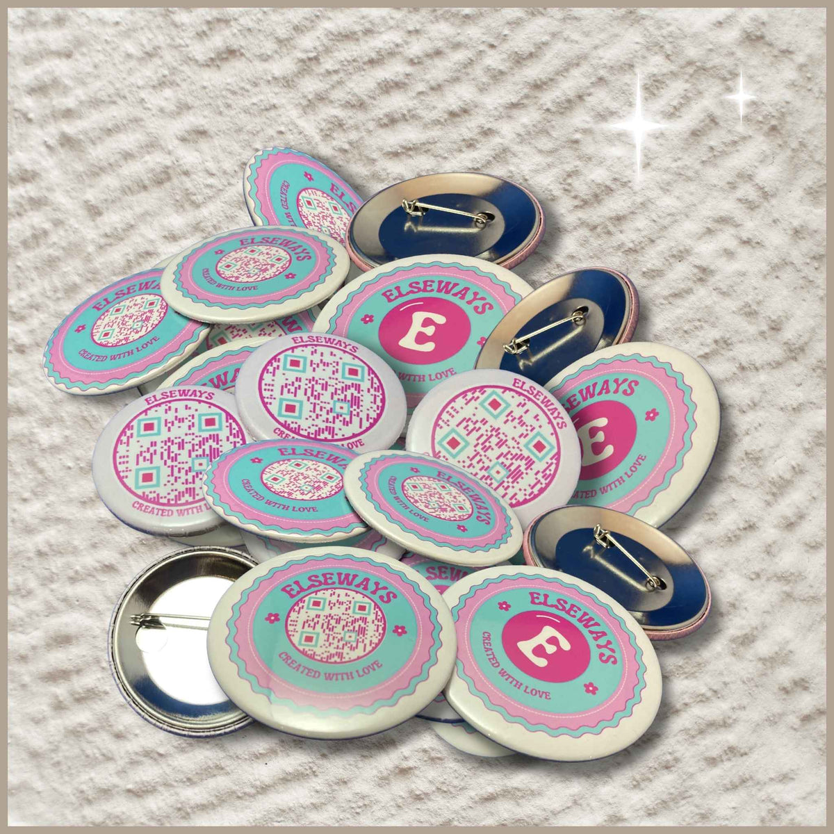 Stapel ronde buttons van 59 mm met het Elseways-logo en een QR-code, geschikt voor relatiegeschenken en evenementen.