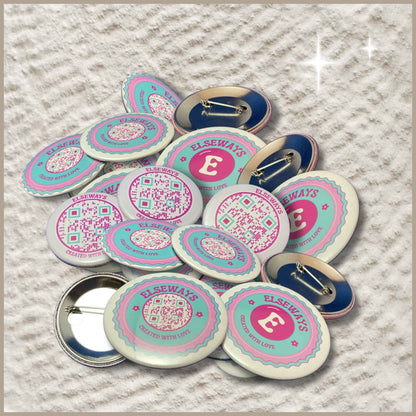Stapel ronde buttons van 59 mm met het Elseways-logo en een QR-code, geschikt voor relatiegeschenken en evenementen.