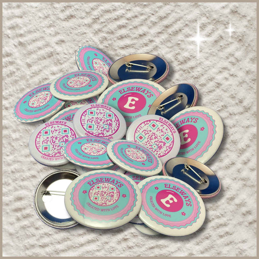 Stapel ronde buttons van 59 mm met het Elseways-logo en een QR-code, geschikt voor relatiegeschenken en evenementen.