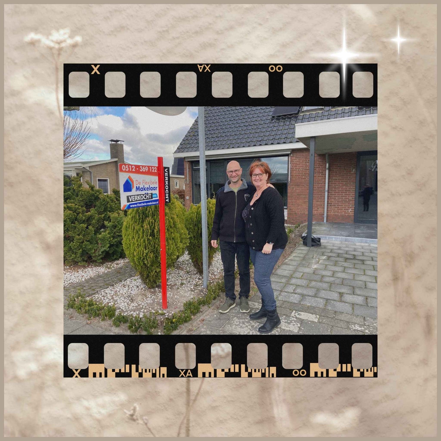 De eigenaren van de fotomagneten en fotobuttons webshop die trots poseren voor hun nieuwe huis naast het verkocht-bord.