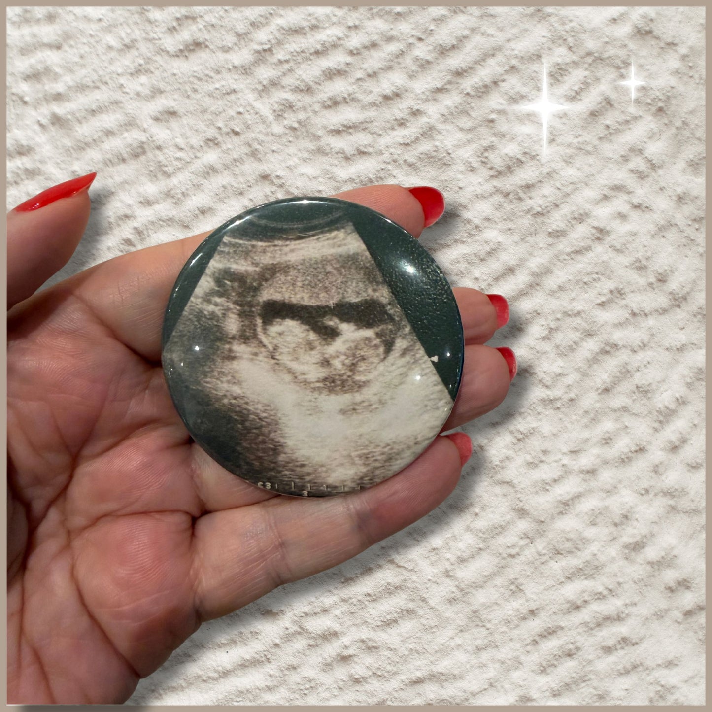Duidelijke schaalfoto van een ronde gepersonaliseerde fotomagneet van 59mm met echofoto vastgehouden in een hand om het ware formaat te tonen.