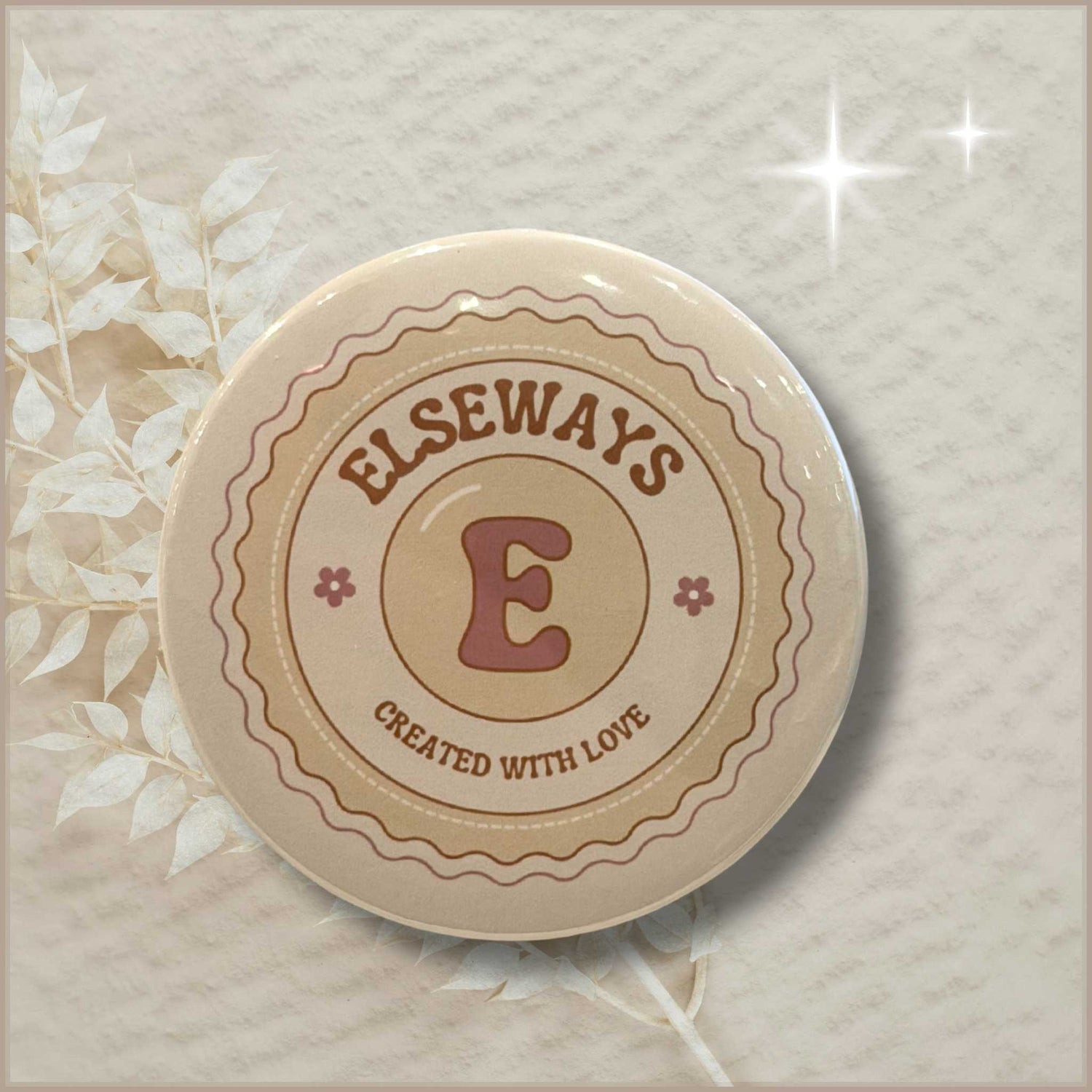 Gepersonaliseerde fotobutton met bedrijfslogo als zakelijk promotiemateriaal op een rustige achtergrond.