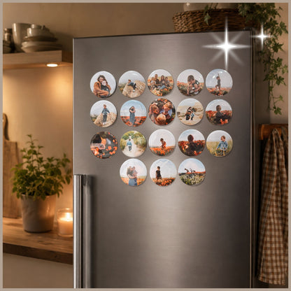 Sfeervolle en gezellige keuken met een moderne zilverkleurige koelkast waar een set van 18 fotomagneten van een gelukkig gezin op hangt.