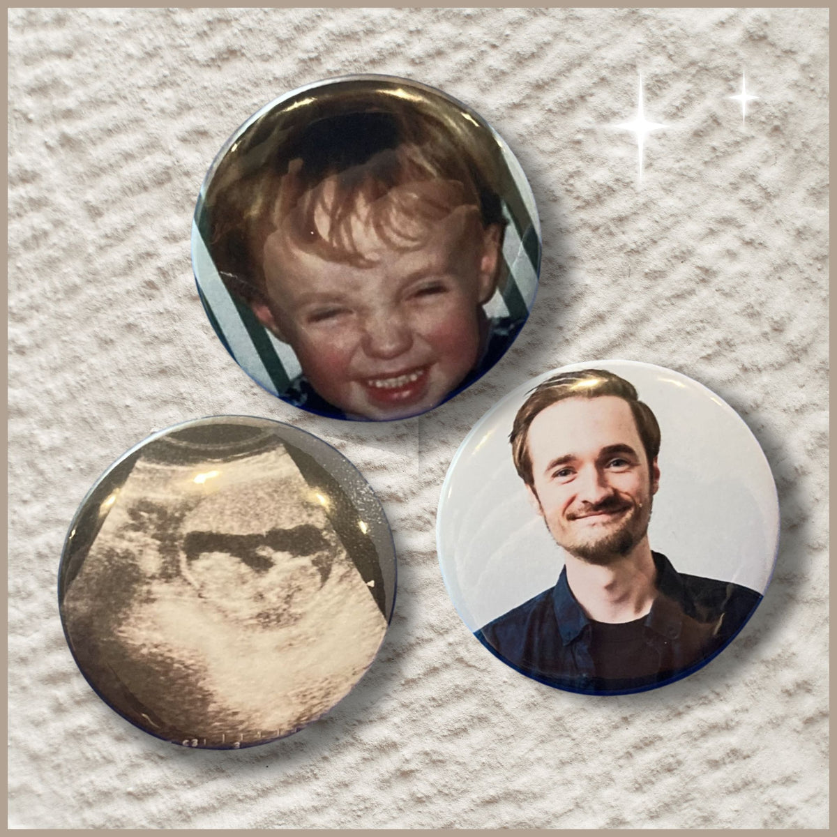 Set van ronde gepersonaliseerde fotomagneten van 59 mm met drie foto's van dezelfde persoon: een echofoto, peuterfoto en volwassen foto.