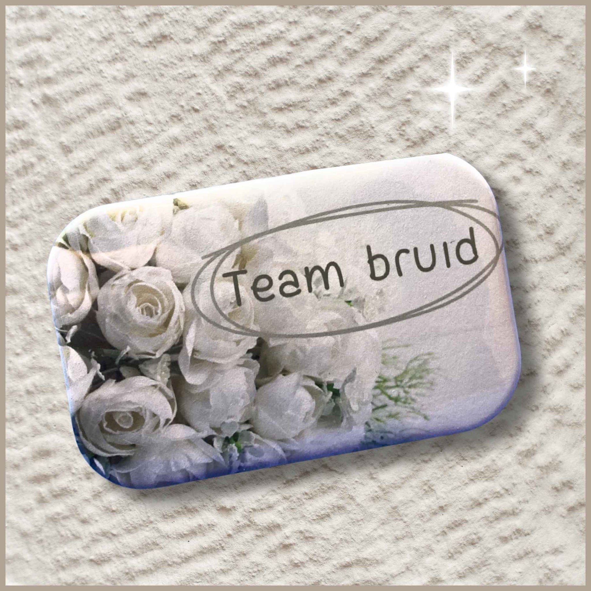 Voorkant van een rechthoekige gepersonaliseerde foto button met een bruidsboeket en de tekst 'Team bruid'.