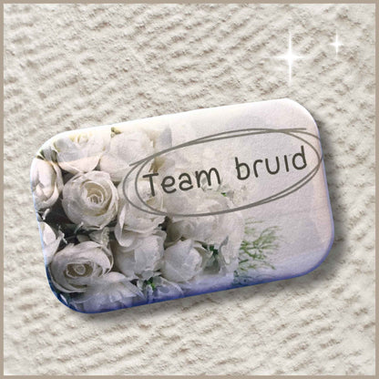 Voorkant van een rechthoekige gepersonaliseerde foto button met een bruidsboeket en de tekst 'Team bruid'.