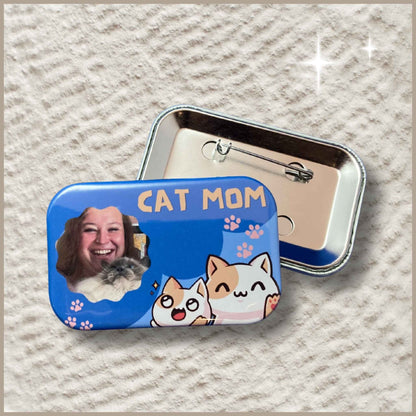Voor- en achterkant van een rechthoekige gepersonaliseerde fotobutton met een lachende vrouw en haar kat, illustraties van katten, de tekst 'Cat Mom' en kattenpootjes.