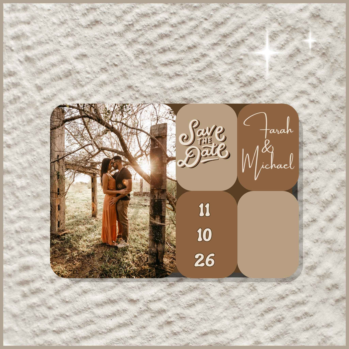 Rechthoekige gepersonaliseerde fotomagneet met Save the Date ontwerp, foto van een verliefd koppel en hun namen en trouwdatum.