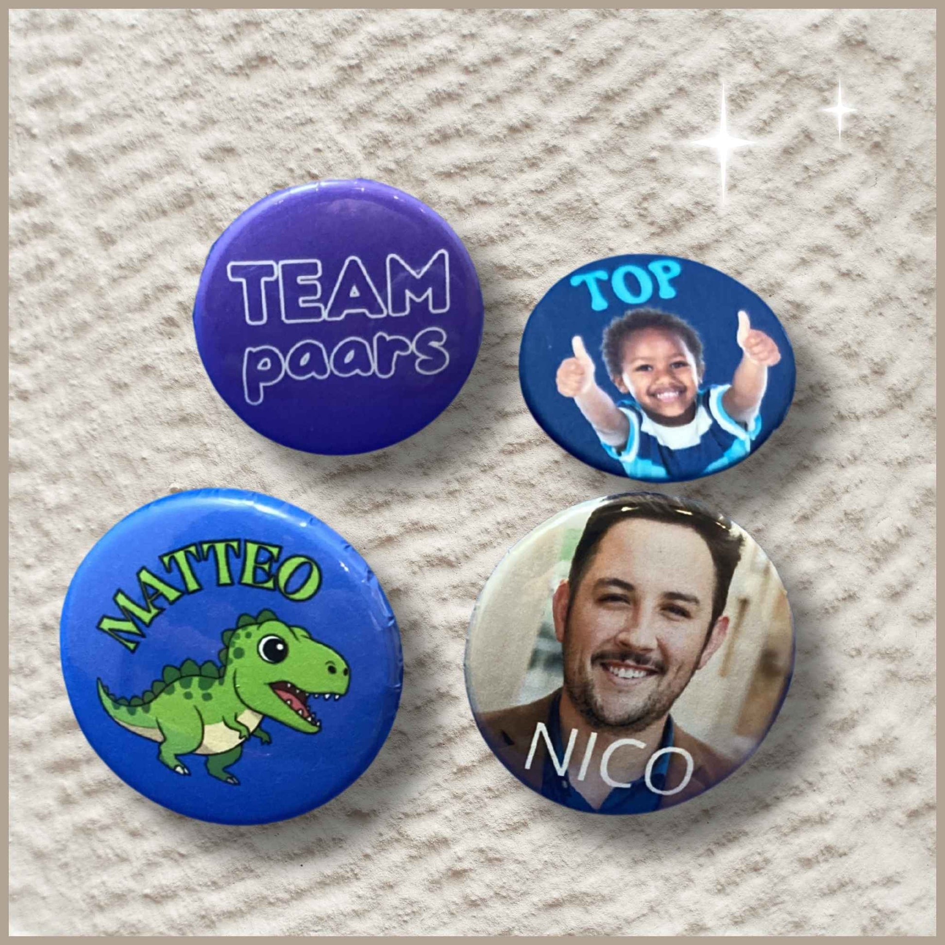 Vier ronde gepersonaliseerde foto buttons van 38 mm: twee naamtags, een button met de tekst 'Top' en een button met de tekst 'Team Paars'.