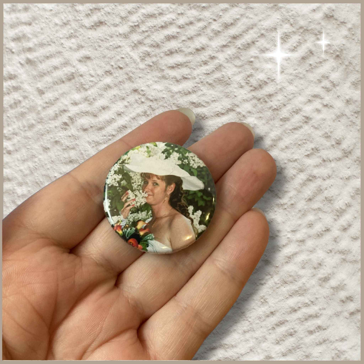 Ronde gepersonaliseerde fotomagneet van 38 mm met een foto van een bruid met hoed die aan seringen ruikt, zichtbaar in een hand.