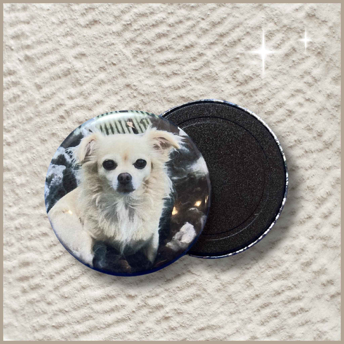 Voor- en achterkant van een ronde gepersonaliseerde fotomagneet van 38 mm met een foto van een huisdier (hond).