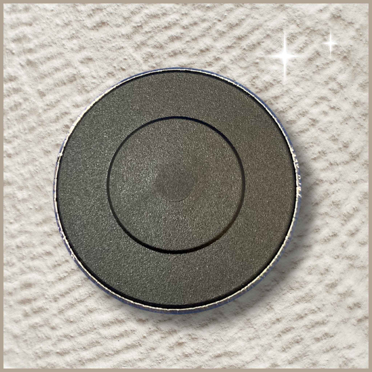 Achterkant van een ronde gepersonaliseerde fotomagneet van 38 mm.