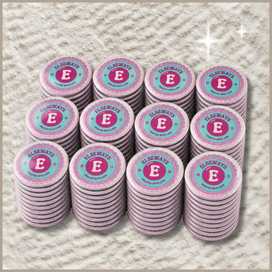 Grote set ronde magneten van 59 mm met het Elseways-logo, verdeeld over twaalf stapeltjes