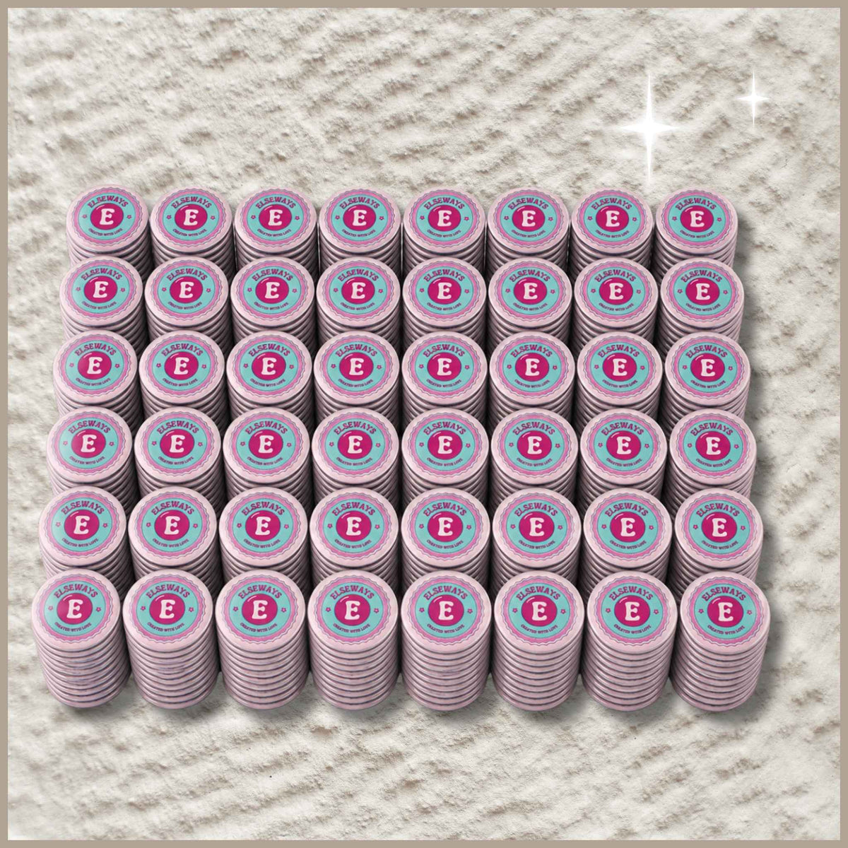 Set van 500 ronde magneten van 59 mm met het Elseways-logo, verdeeld over meerdere stapeltjes.