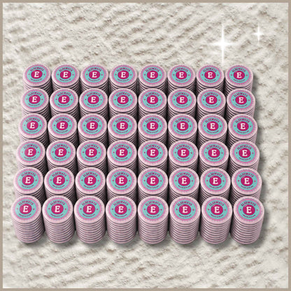 Set van 500 ronde magneten van 59 mm met het Elseways-logo, verdeeld over meerdere stapeltjes.