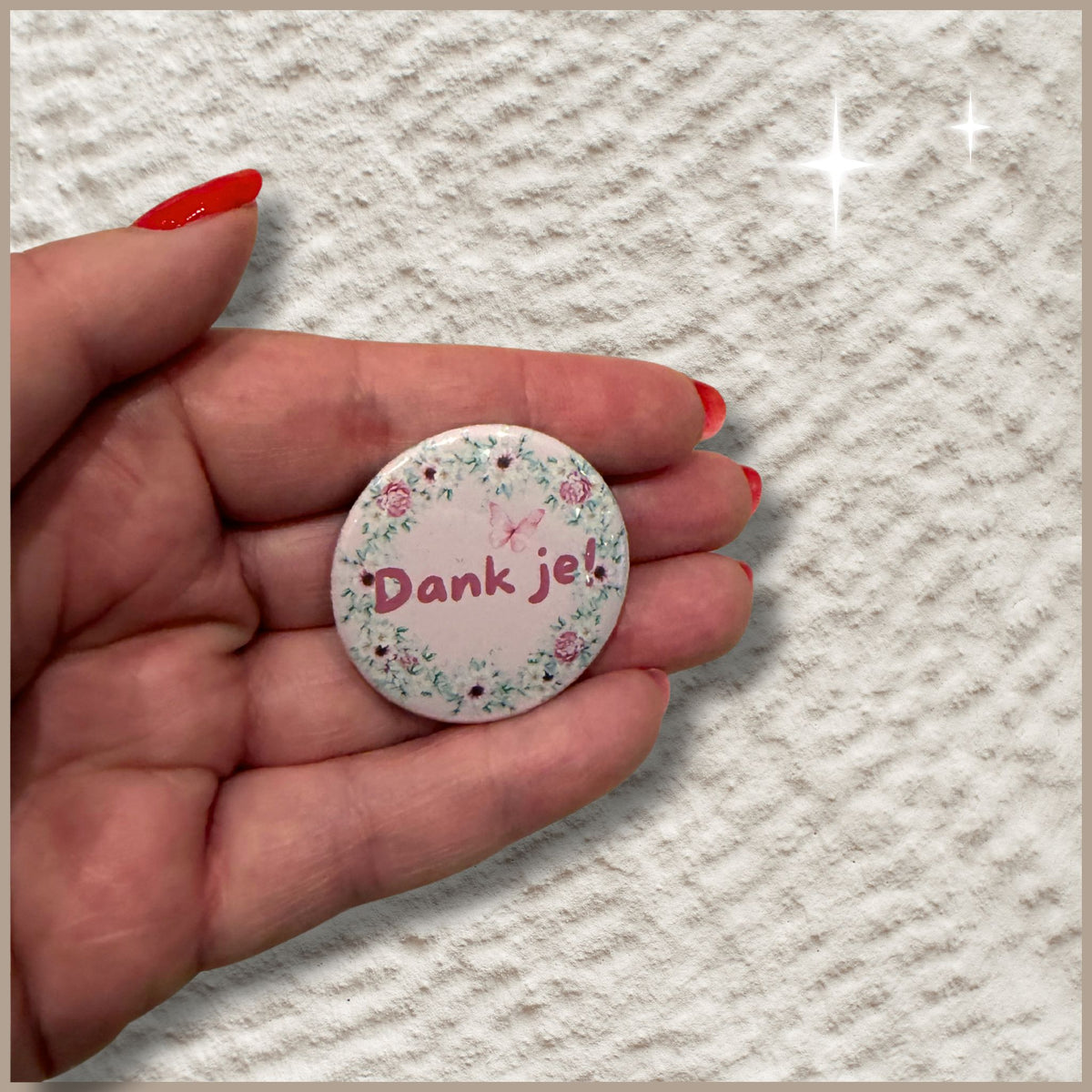 Een ronde fotomagneet van 38 mm met de tekst "Dank je!" liggend op een platte hand om het compacte formaat en de schaal van de magneet te tonen.
