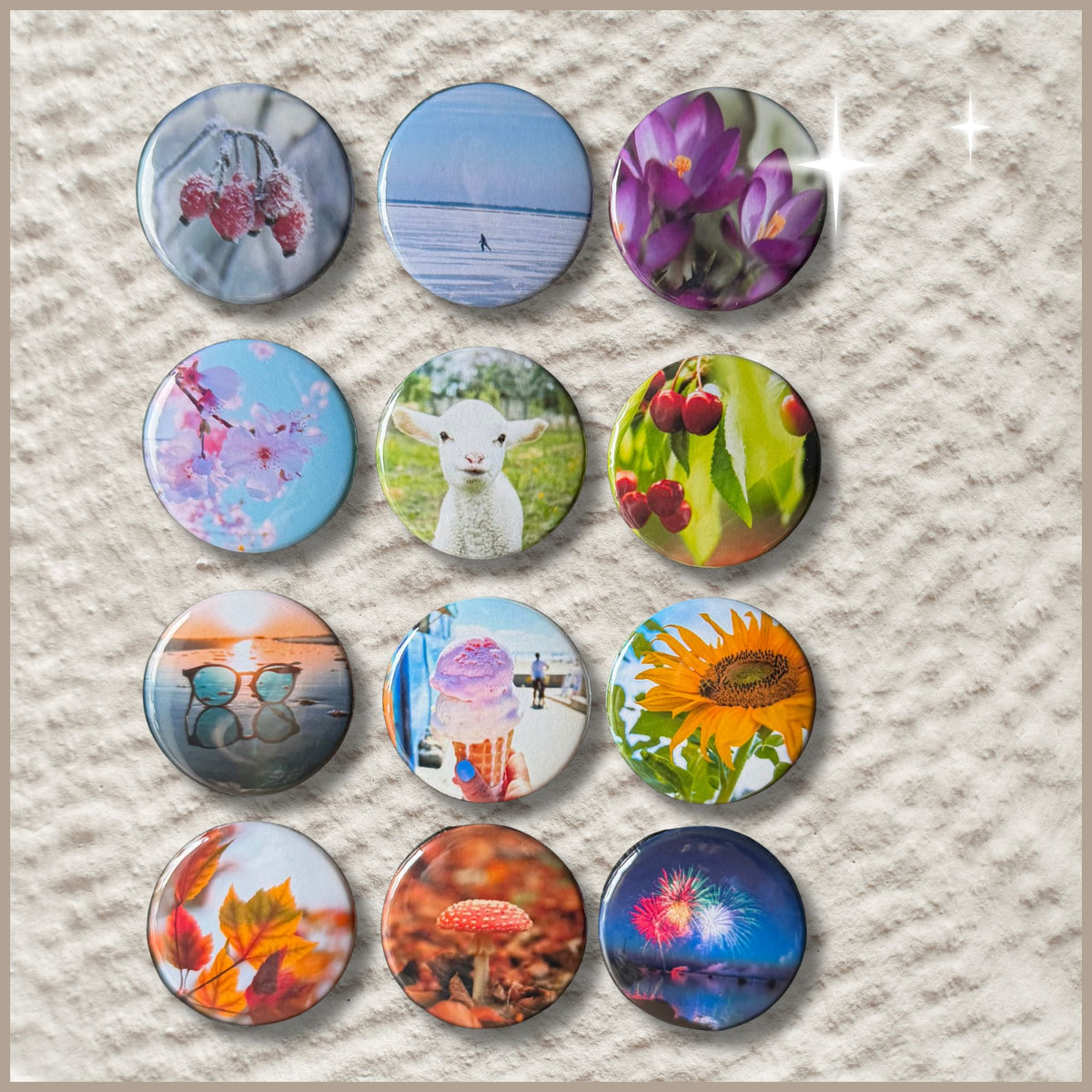 Set van 12 kleine ronde fotomagneten met een diameter van 38 mm, overzichtelijk gerangschikt met voor elke maand een bijpassende foto.
