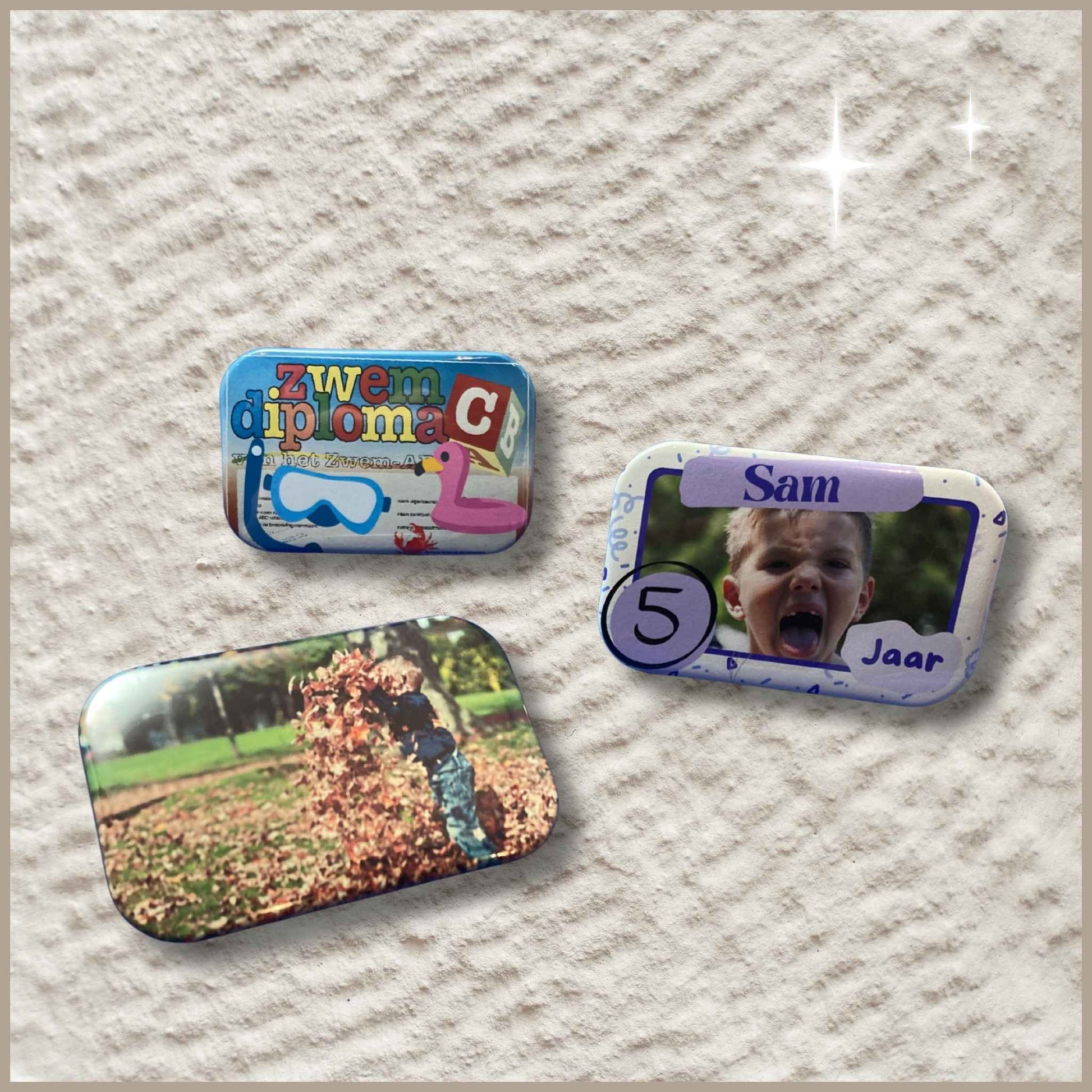 Set van 3 rechthoekige gepersonaliseerde foto buttons met een zwemdiploma, een 5-jarige jarige en een kind dat bladeren gooit.