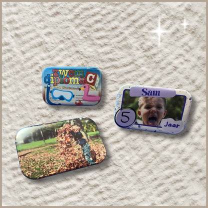 Set van 3 rechthoekige gepersonaliseerde foto buttons met een zwemdiploma, een 5-jarige jarige en een kind dat bladeren gooit.