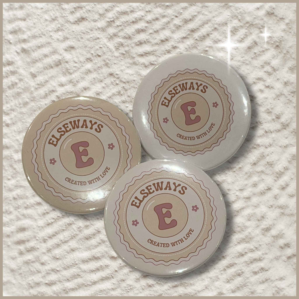 Drie ronde buttons van 59 mm met het Elseways-logo