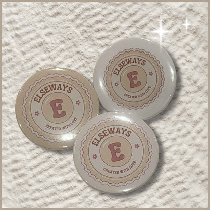 Drie ronde buttons van 59 mm met het Elseways-logo