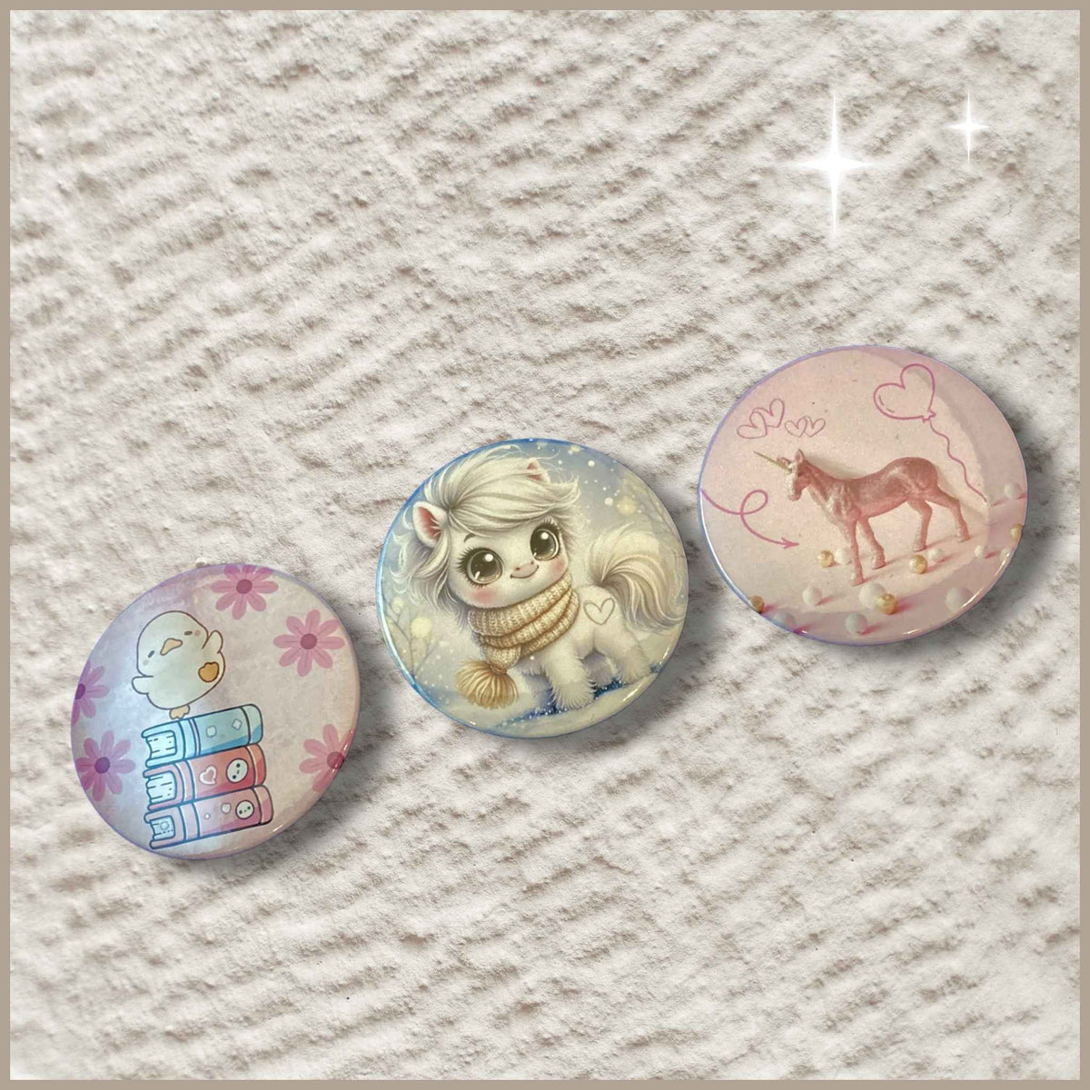 Set van drie ronde gepersonaliseerde foto buttons van 59 mm met een dansend eendje op een stapel boeken, een paardje met grote sprankelende ogen en een roze eenhoorn.