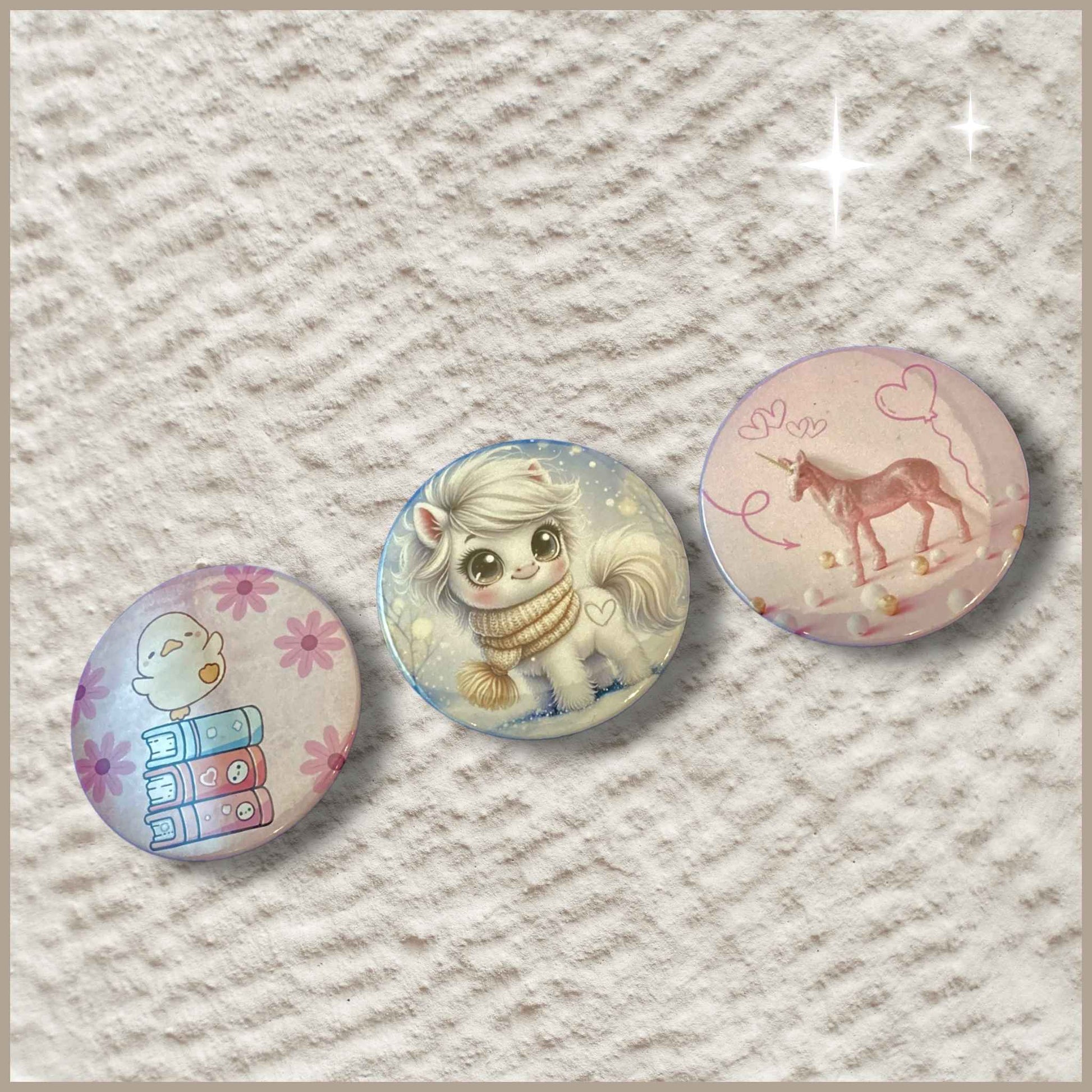 Set van drie ronde gepersonaliseerde foto buttons van 59 mm met een dansend eendje op een stapel boeken, een paardje met grote sprankelende ogen en een roze eenhoorn.