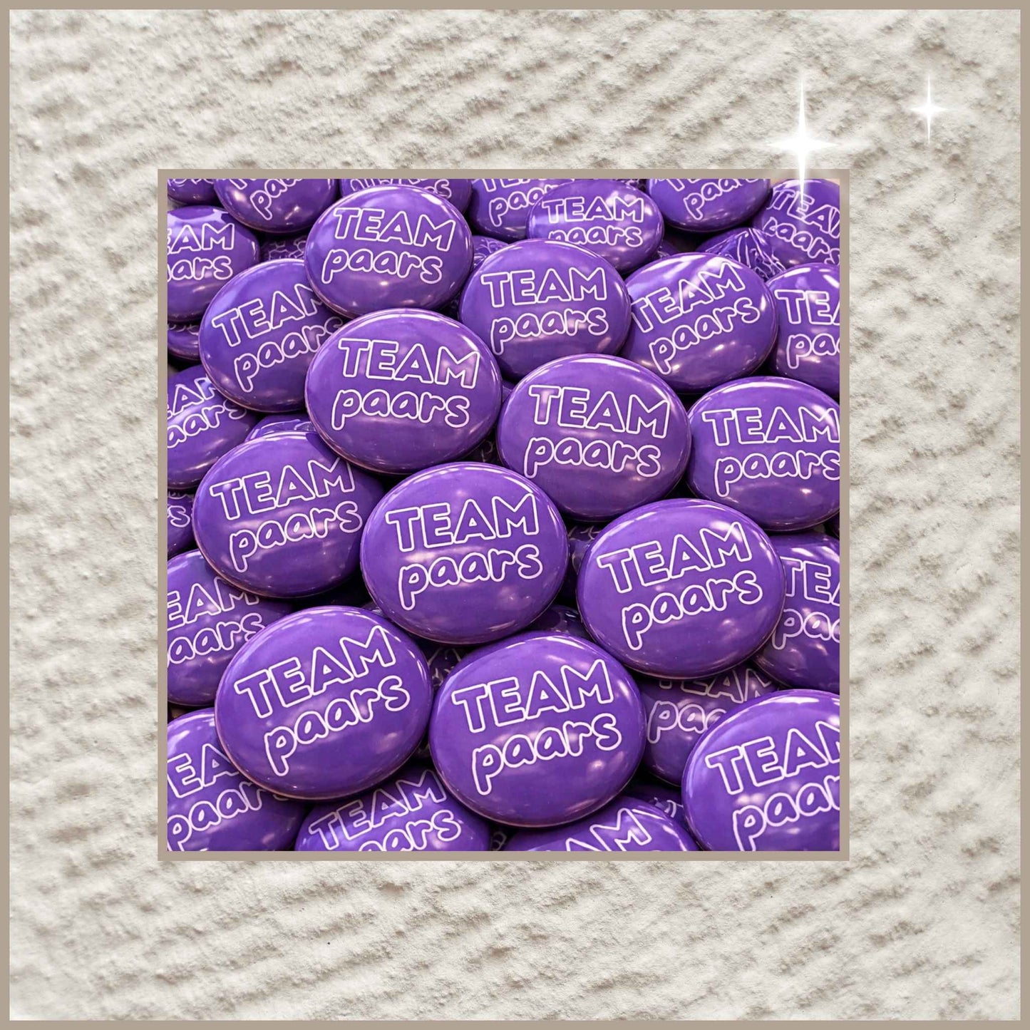 Overzicht van meerdere ronde gepersonaliseerde foto buttons van 38 mm met de tekst 'Team Paars'.
