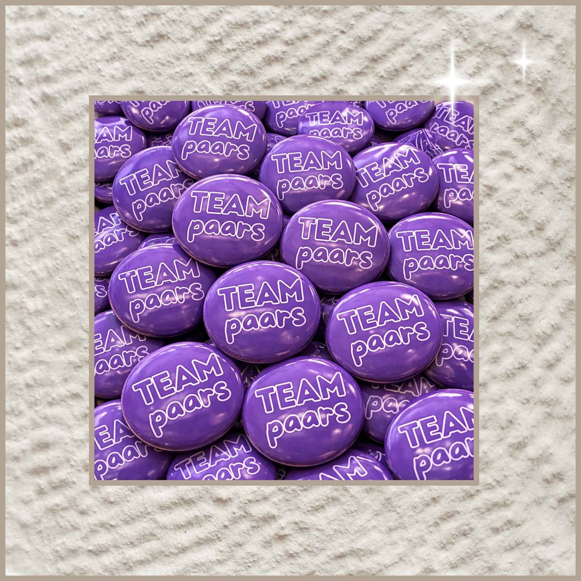 Overzicht van meerdere ronde gepersonaliseerde foto buttons van 38 mm met de tekst 'Team Paars'.
