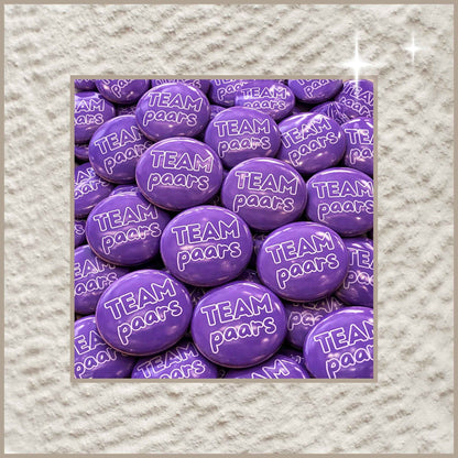 Overzicht van meerdere ronde gepersonaliseerde foto buttons van 38 mm met de tekst 'Team Paars'.
