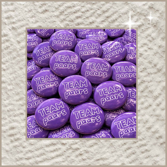 Overzicht van meerdere ronde gepersonaliseerde foto buttons van 38 mm met de tekst 'Team Paars'.
