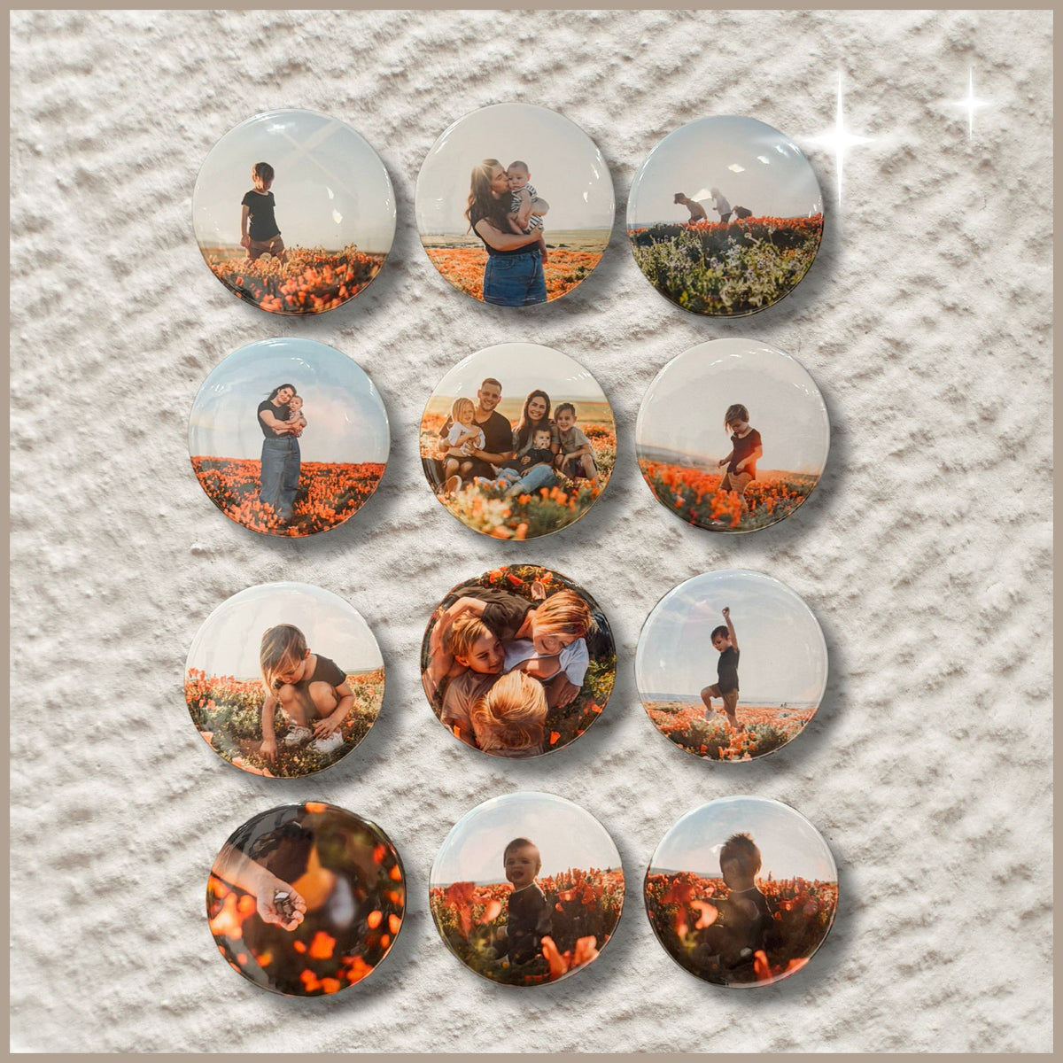 Set van 12 fotomagneten met daarop een gelukkige familie lachend in een kleurrijk bloemenveld.