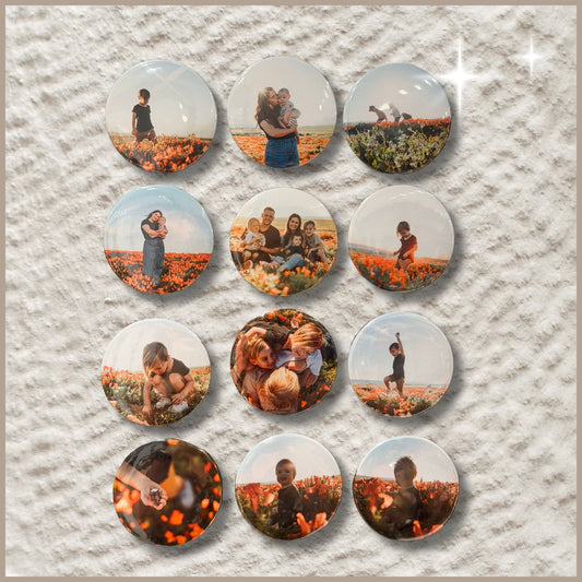 Set van 12 fotomagneten met daarop een gelukkige familie lachend in een kleurrijk bloemenveld.
