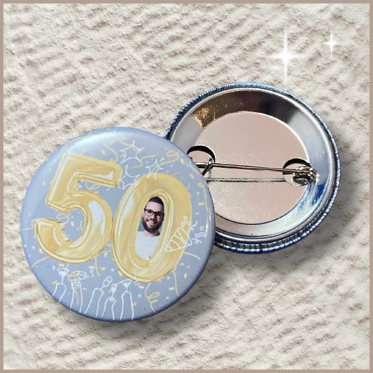 Voor- en achterkant van een gepersonaliseerde foto button van 38 mm met een 50-jaar ontwerp waarbij de jarige door de nul kijkt.