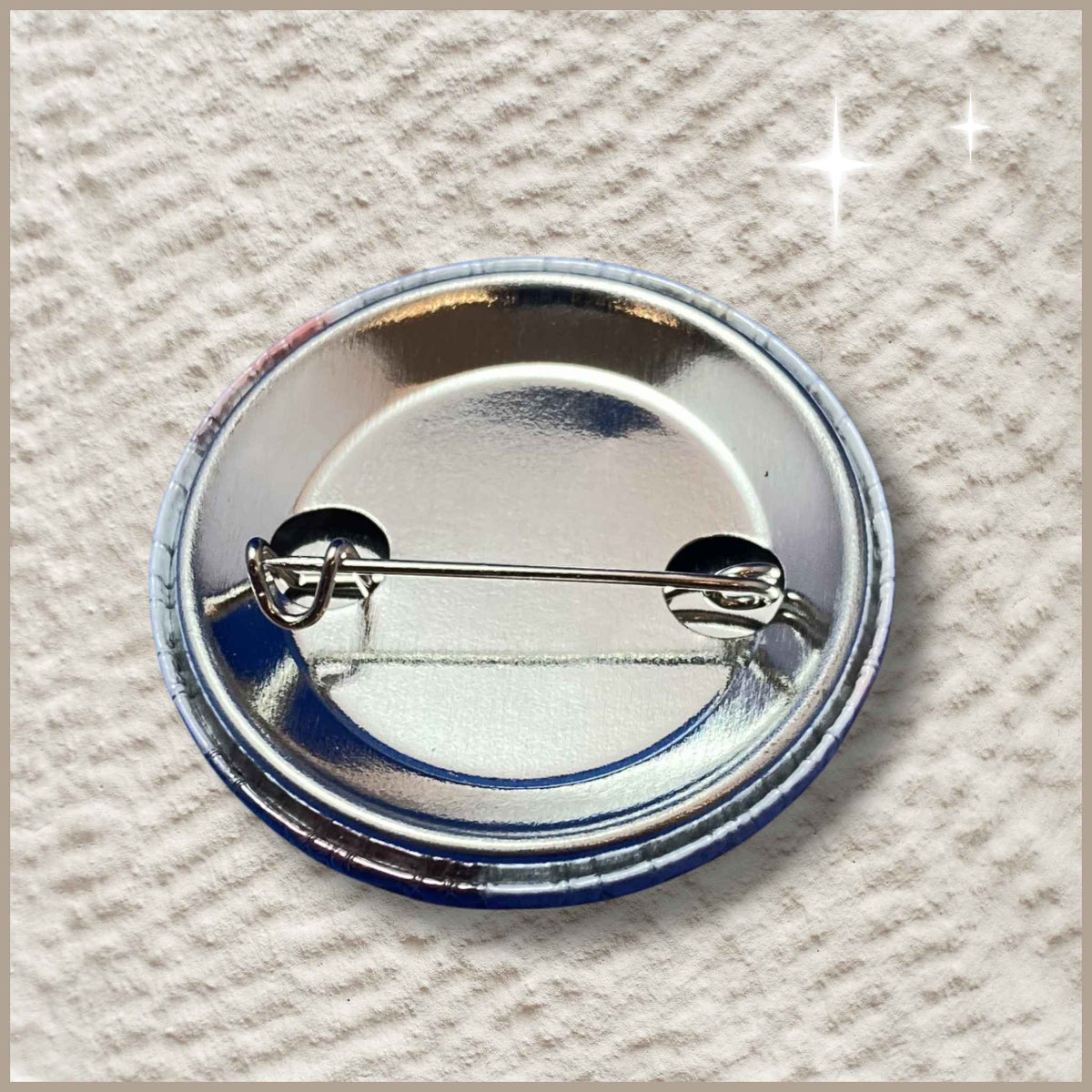 Achterkant van een ronde gepersonaliseerde fotobutton van 38 mm.