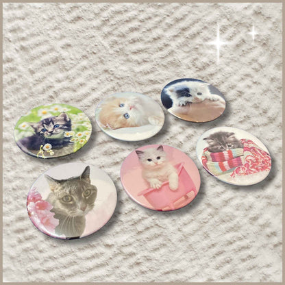 Set van zes gepersonaliseerde ronde fotobuttons van 59 mm met foto's van huisdieren (poezen).